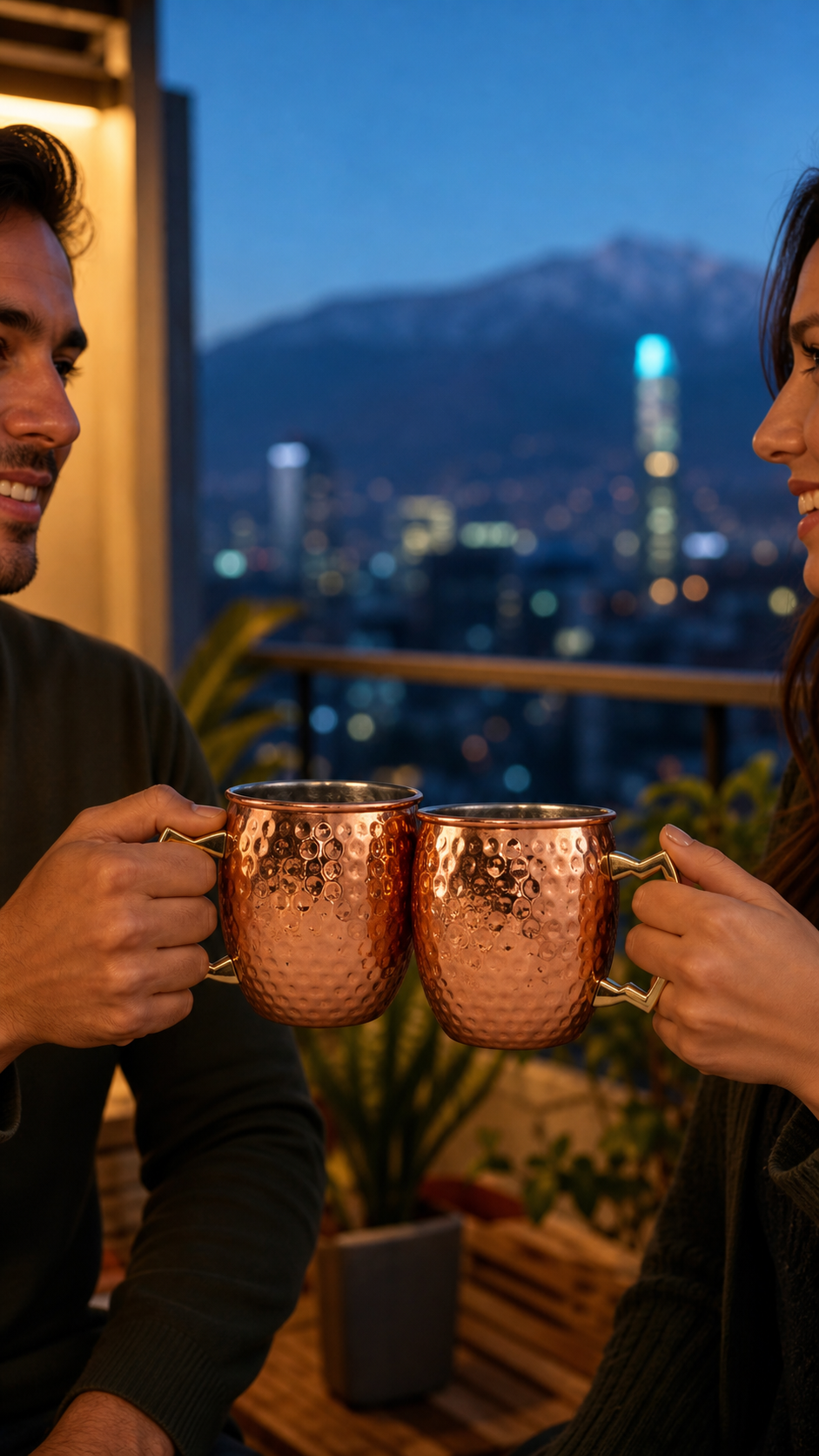 Dos personas brindando con tazas estilo Moscow Mule en un balcón